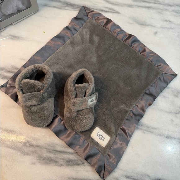 UGG Soft Gray Kids Slippers Bixbee and Lovey size 4/5 - Picture 2 of 12